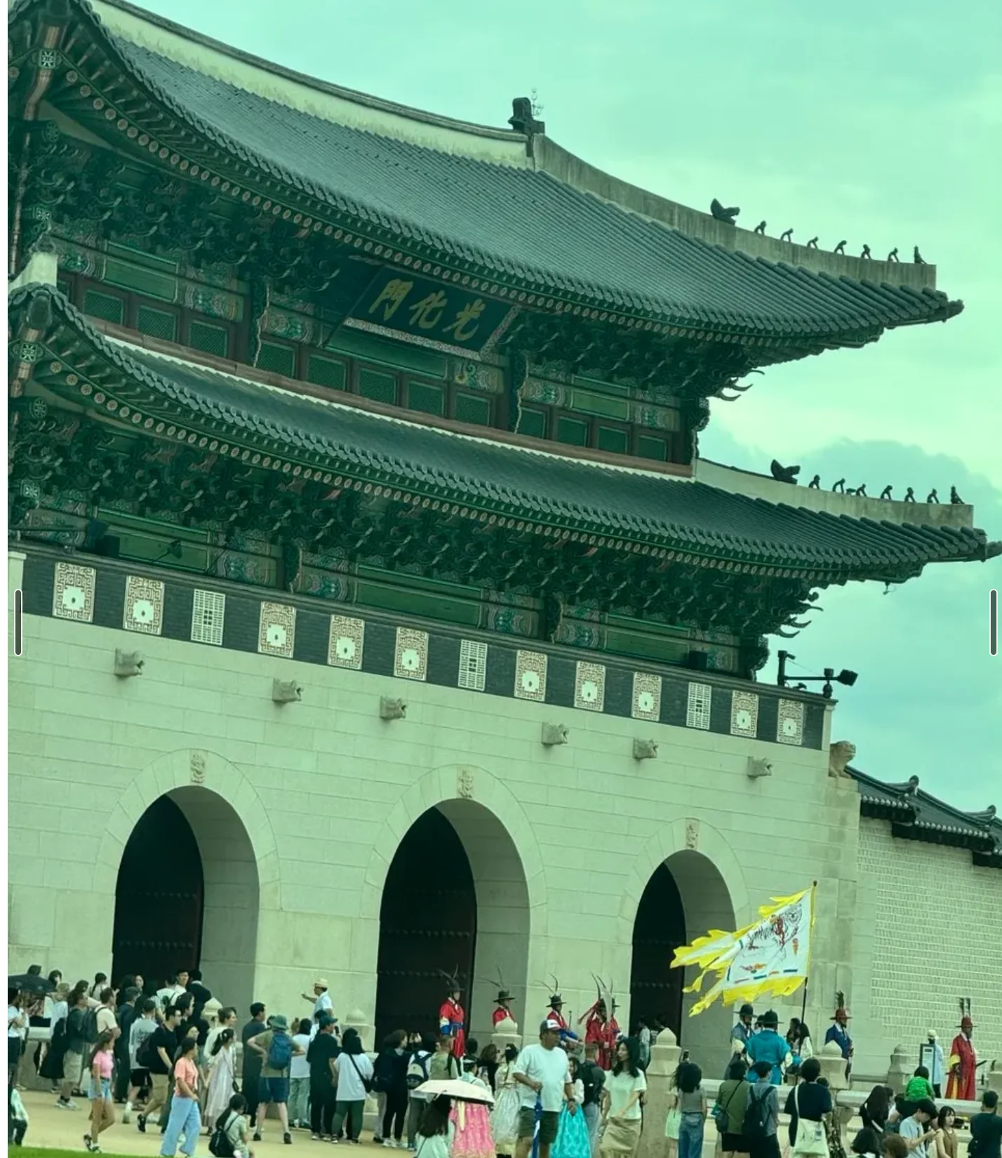 车窗外掠过的景福宫