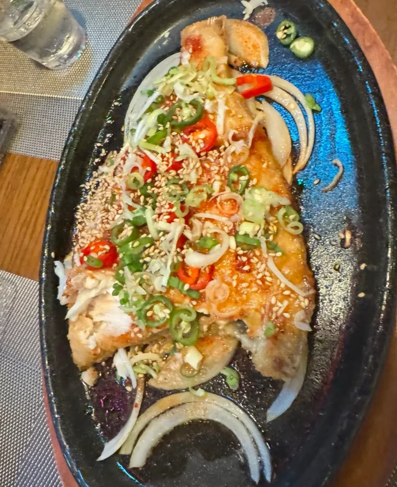 居酒屋里的烤鱼与下酒菜