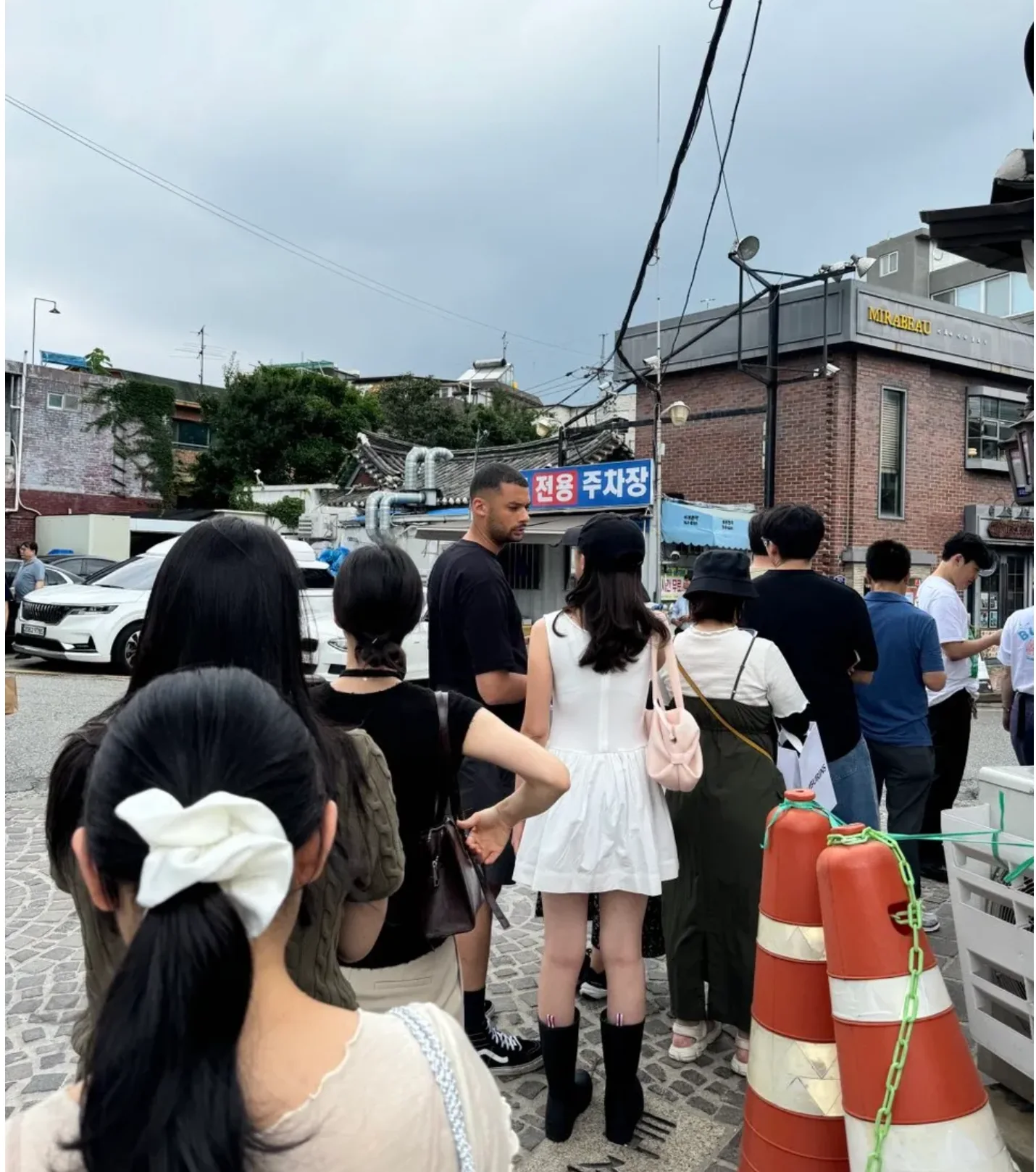 人参鸡汤店门前