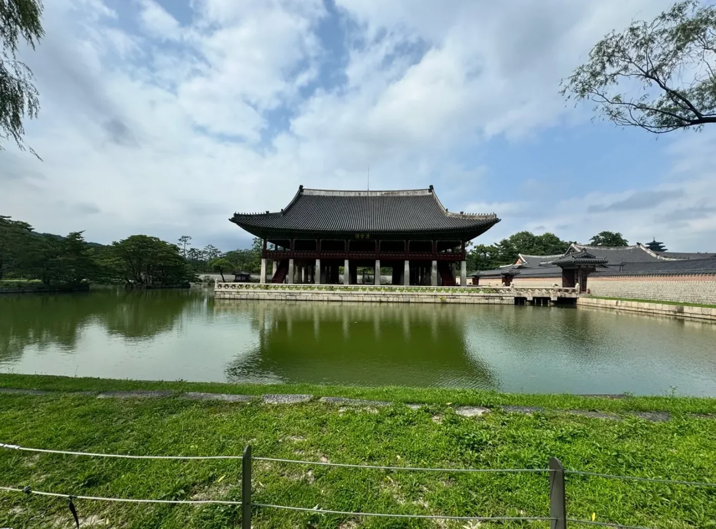 宫墙前穿韩服的游客