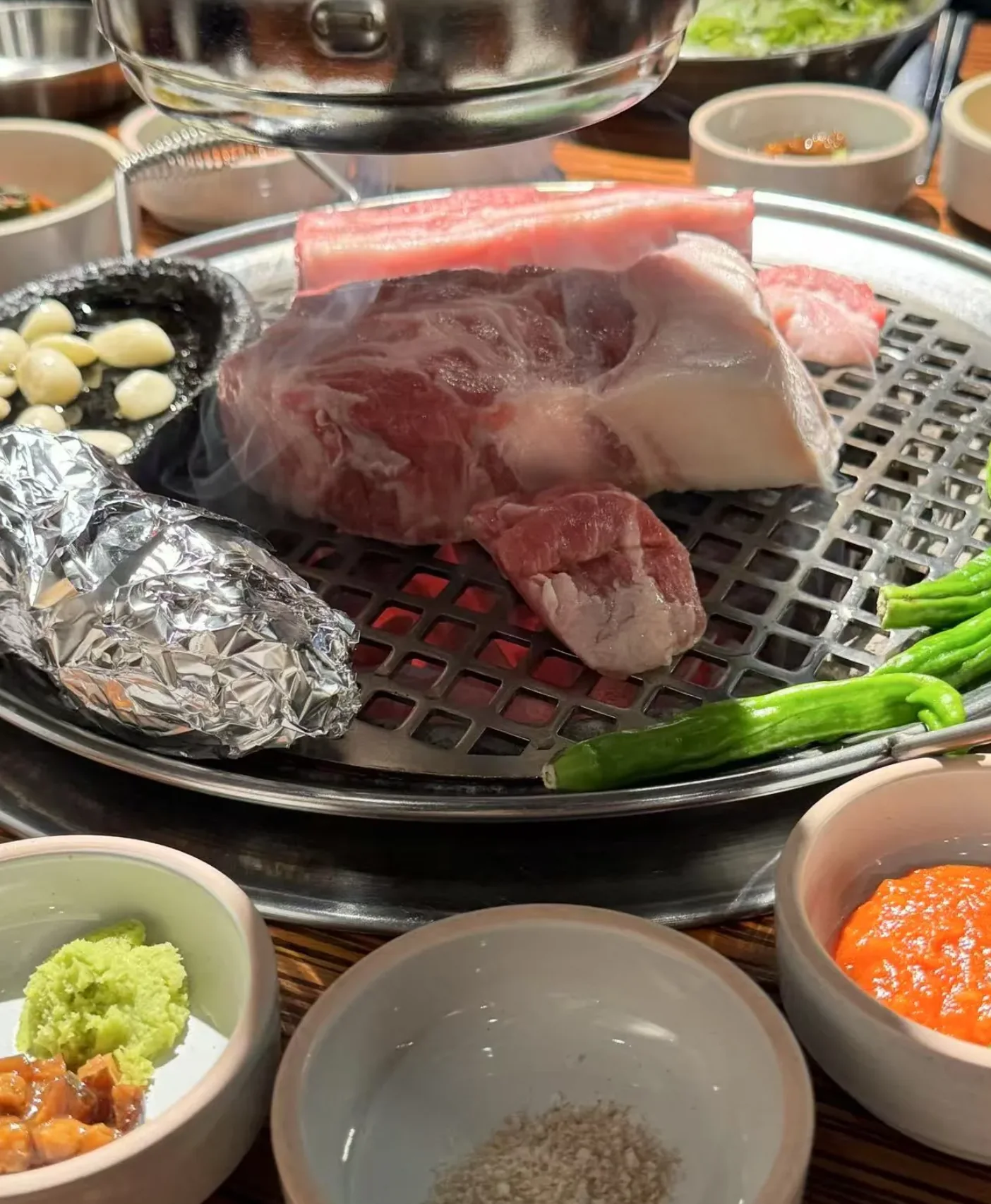 烤肉桌上的厚切五花