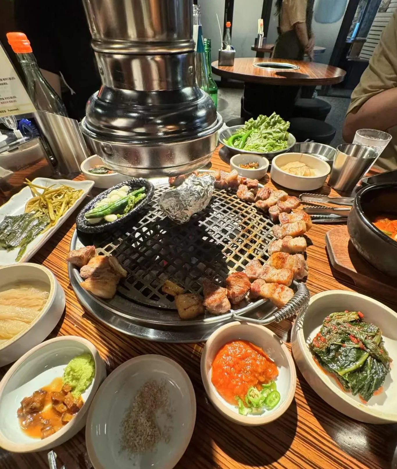 烤炉上剪开的肉