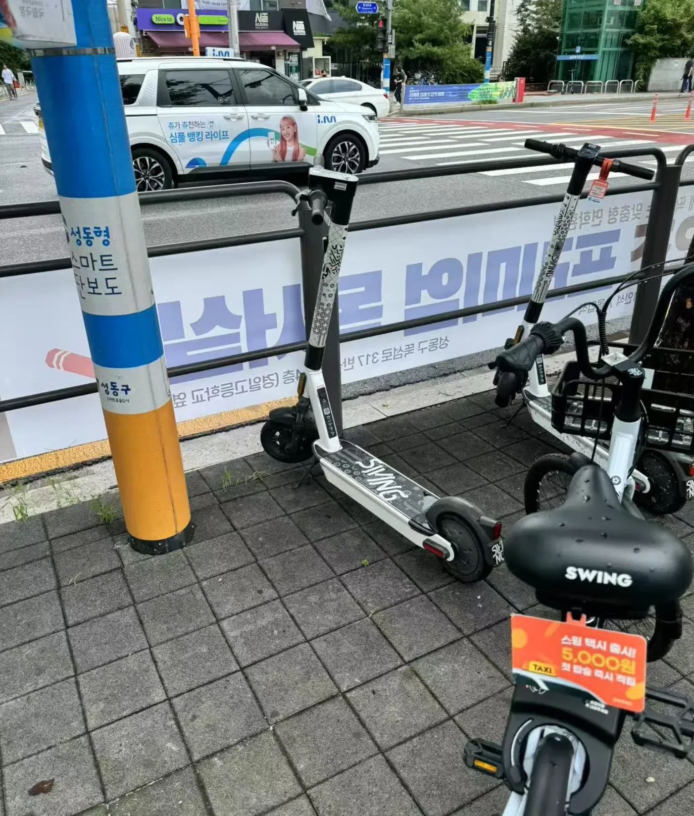 街头的共享滑板车