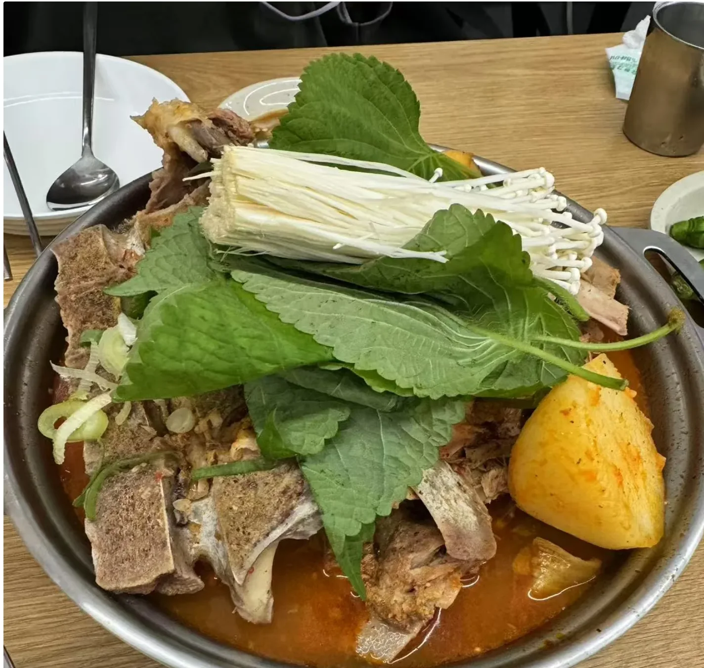 脊骨土豆锅店内