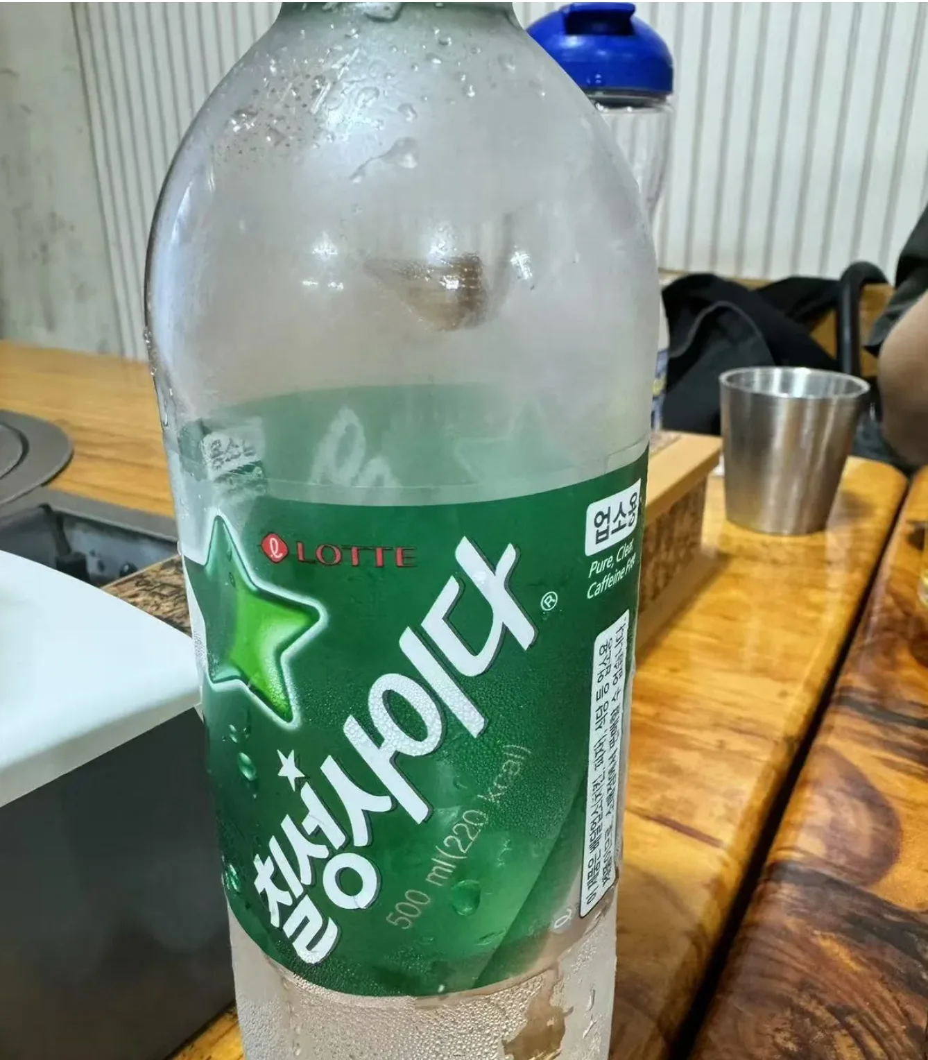 满桌菜与饮料