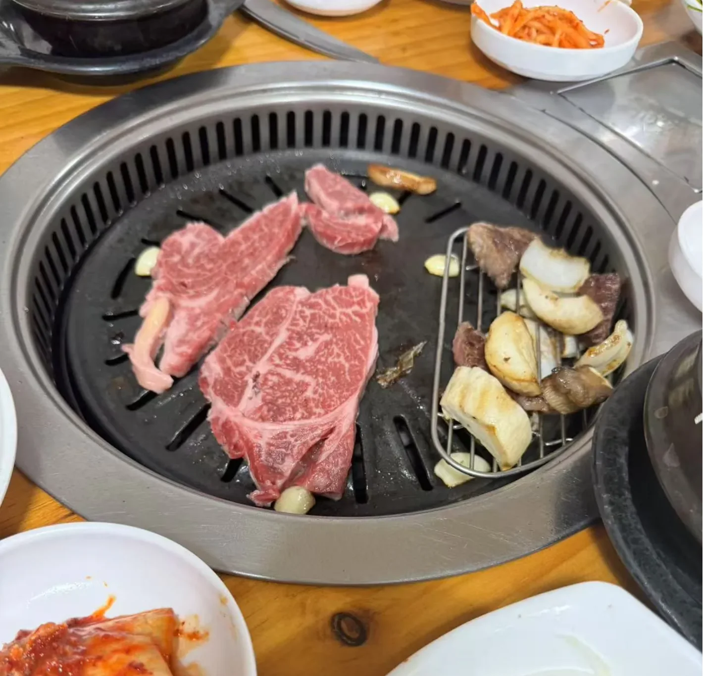 烤炉上的牛肉